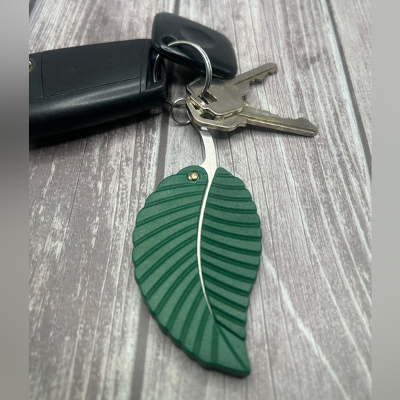 🍃NEW Self Defense Keychain Leaf Shape Protection Bag Charm Green Silver - Picture 2 of 11